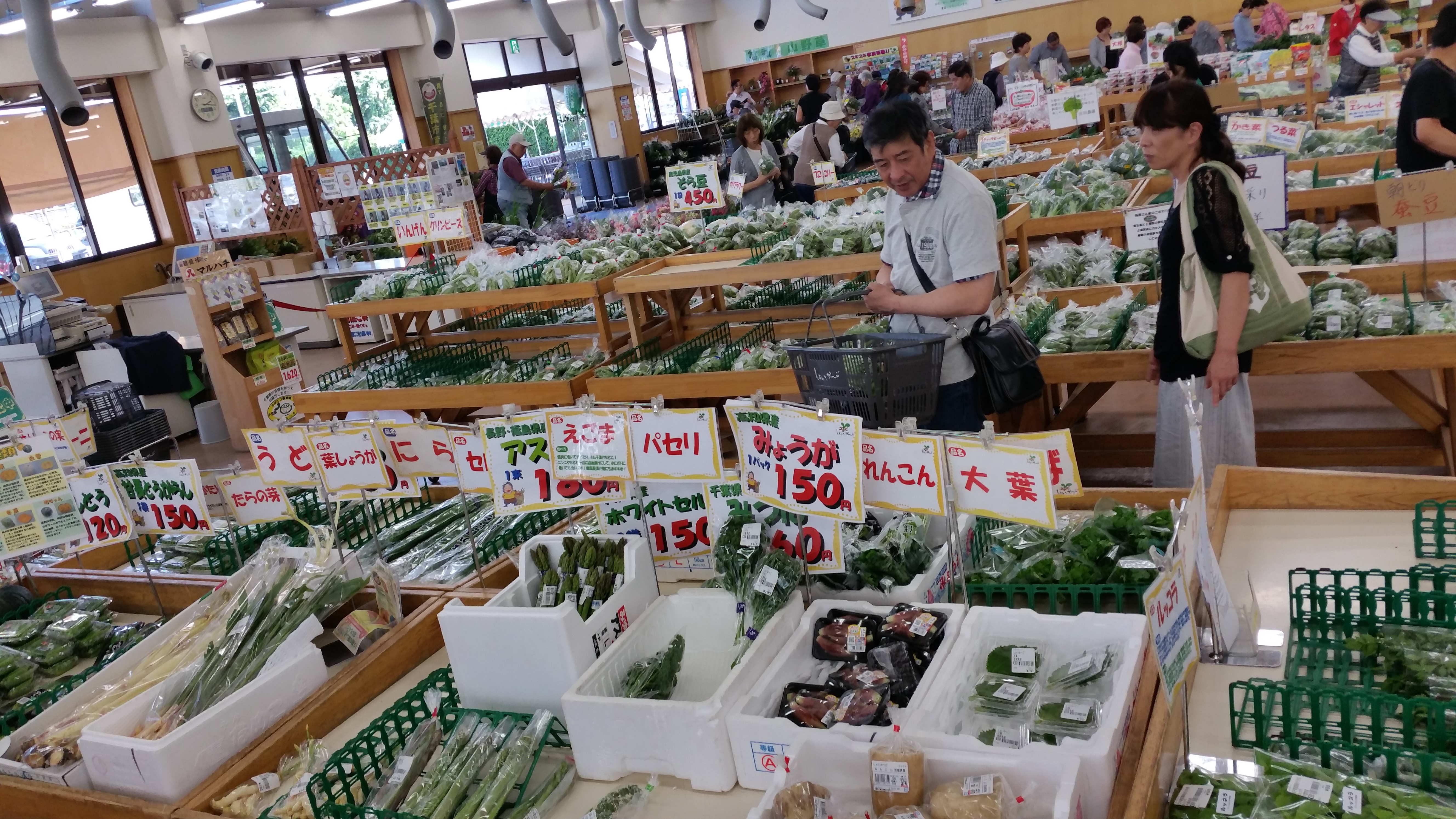 A well-organised and popular farm stand. A well-organised and popular farm stand.