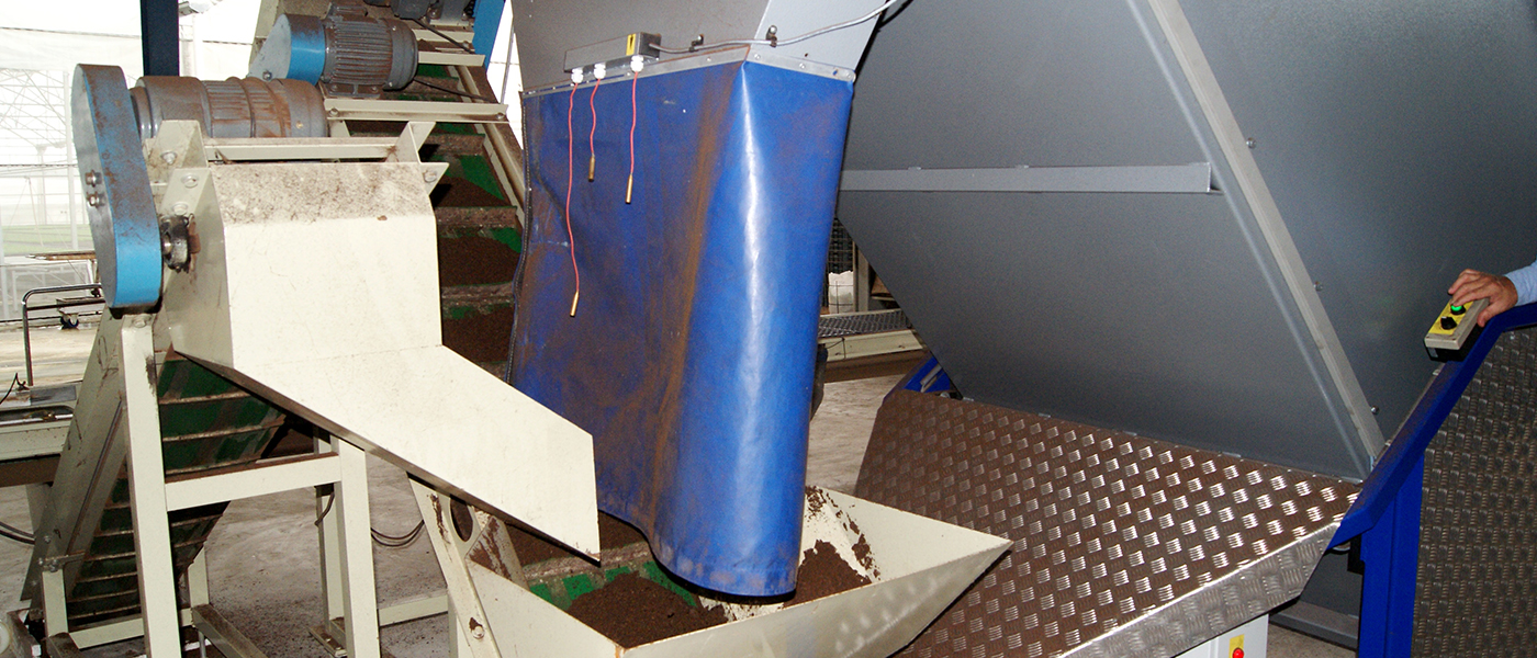Automation is employed in the stages of seeding and packaging. Photo shows a mechanised mixer cum compacter requires only 1 instead of 3 workers to loosen peat moss daily.