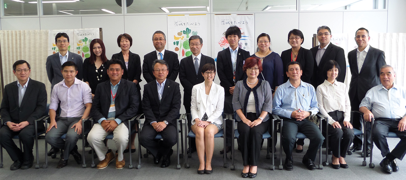AVA's Deputy CEO Dr Tan Lee Kim (front row, centre) with the Singapore delegation and officials from Ibaraki prefecture.