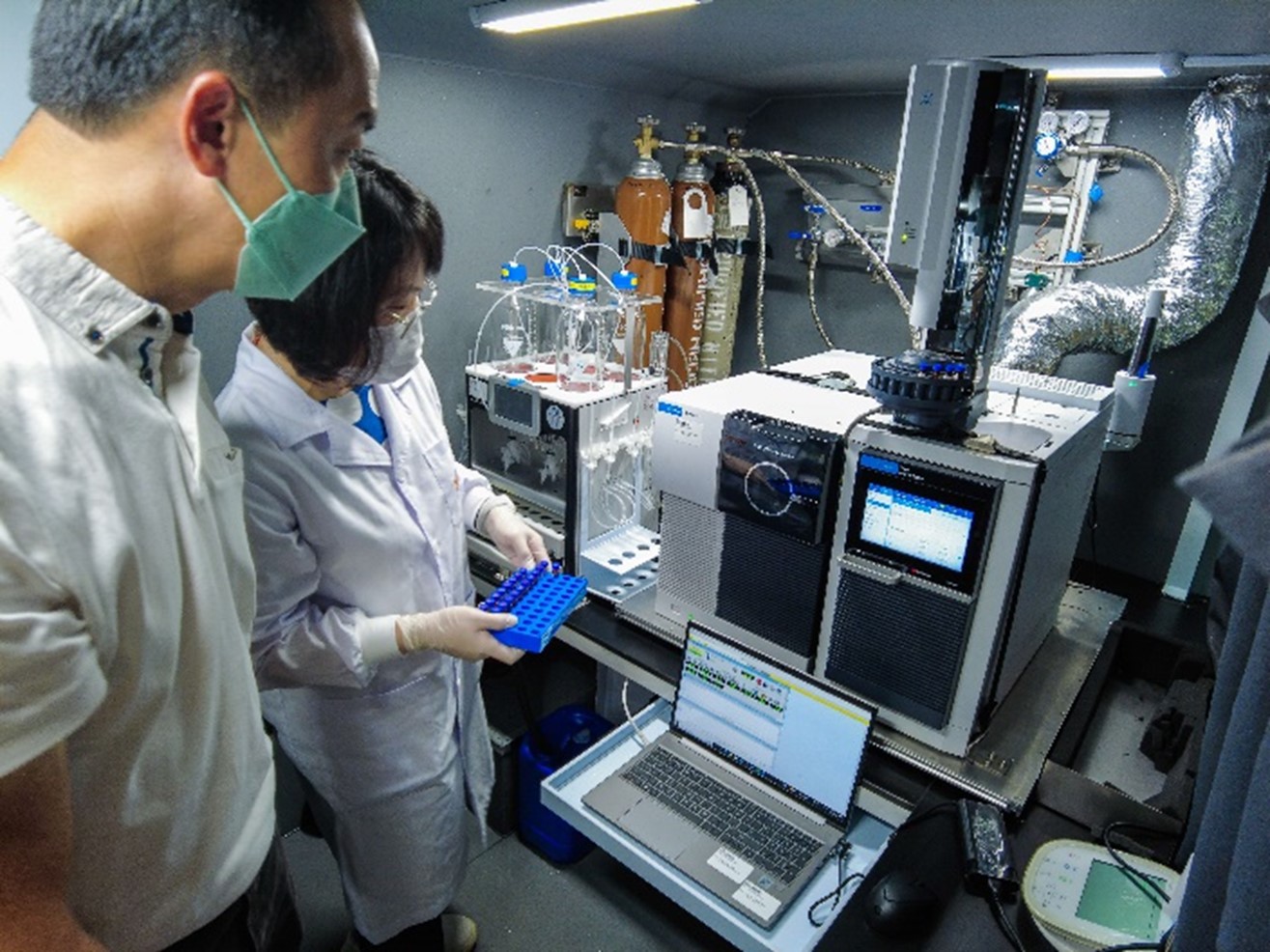 SMS Koh Poh Koon checking out the Gas Chromatography Mass Spectrometry instrument during a tour of the mobile lab