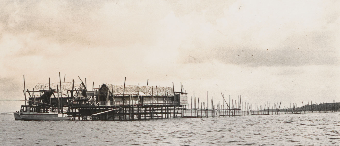 In the 1960s, the main inshore fishing methods were kelongs and other fixed traps, various types of lines, beach seines, drift nets and push nets. In the 1960s, the main inshore fishing methods were kelongs and other fixed traps, various types of lines, beach seines, drift nets and push nets.